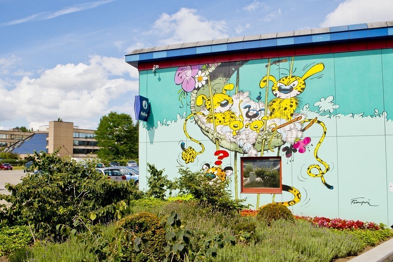 Комиксы на стенах домов в Брюсселе