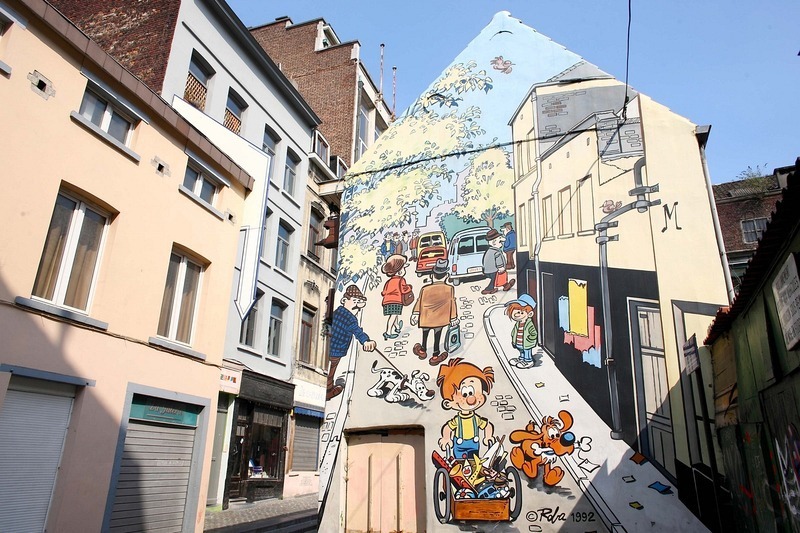 Комиксы на стенах домов в Брюсселе