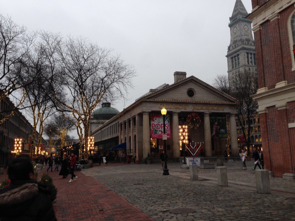 3 место. Faneuil Hall Marketplace в Бостоне — это оживлённый рынок, где можно купить самые разные товары со всего мира. Ежегодно его посещают около 18 миллионов человек. 