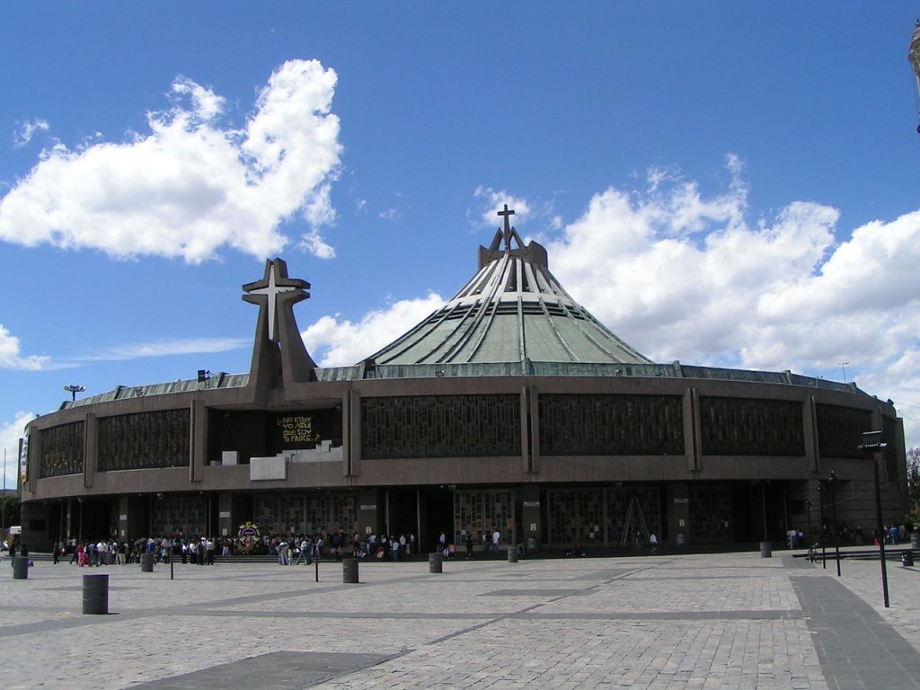 11 место. Базилика Девы Марии Гваделупской в Мексике — это самый большой храм Девы Марии в мире, который ежегодно посещают 20 миллионов человек. 