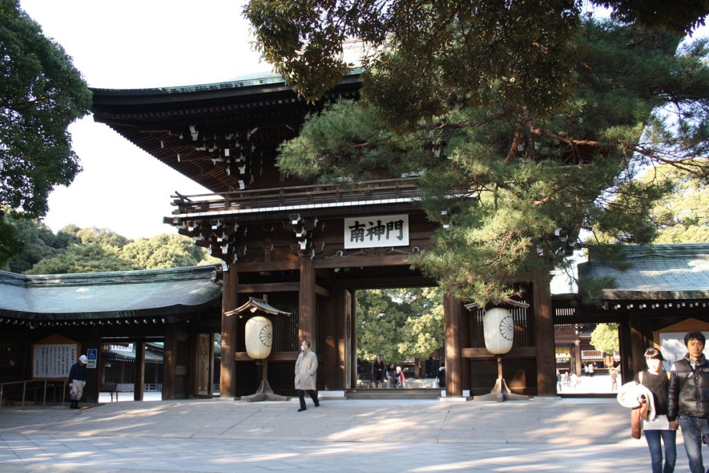 7 место. Храм Мэйдзи Дзингу в Токио был построен более 100 лет назад в честь императора Мэйдзи и императрицы Шокен. В настоящее время, его посещают как минимум 30 миллионов человек ежегодно. Несмотря на такое большое число посетителей, там можно найти тишину и спокойствие. Храм окружён лесом, насчитывающим более 100 тысяч деревьев.
