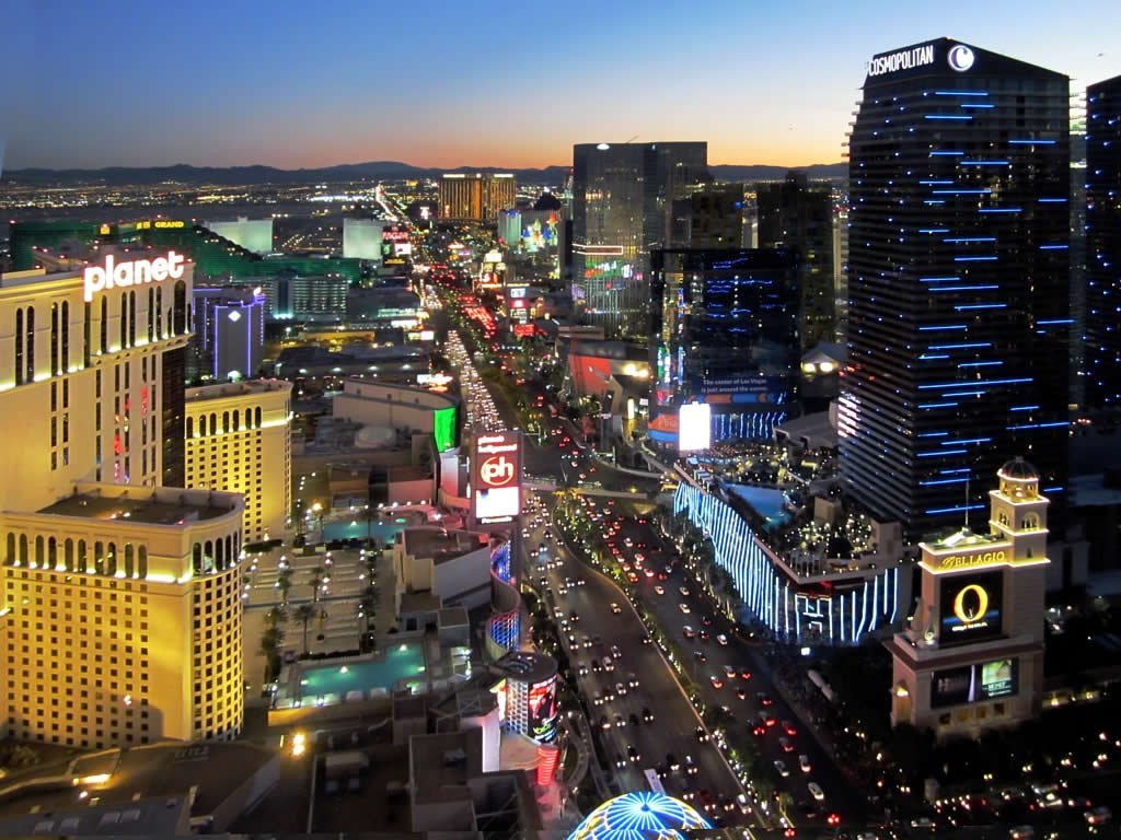 6 место. Лас-Вегас Стрип — это часть бульвара Лас-Вегас длиной около 6,8 километров. На Лас-Вегас Стрип находятся девятнадцать из двадцати пяти самых крупных отелей в мире по количеству номеров. Лас-Вегас Стрип ежегодно посещают 30,5 миллионов человек.