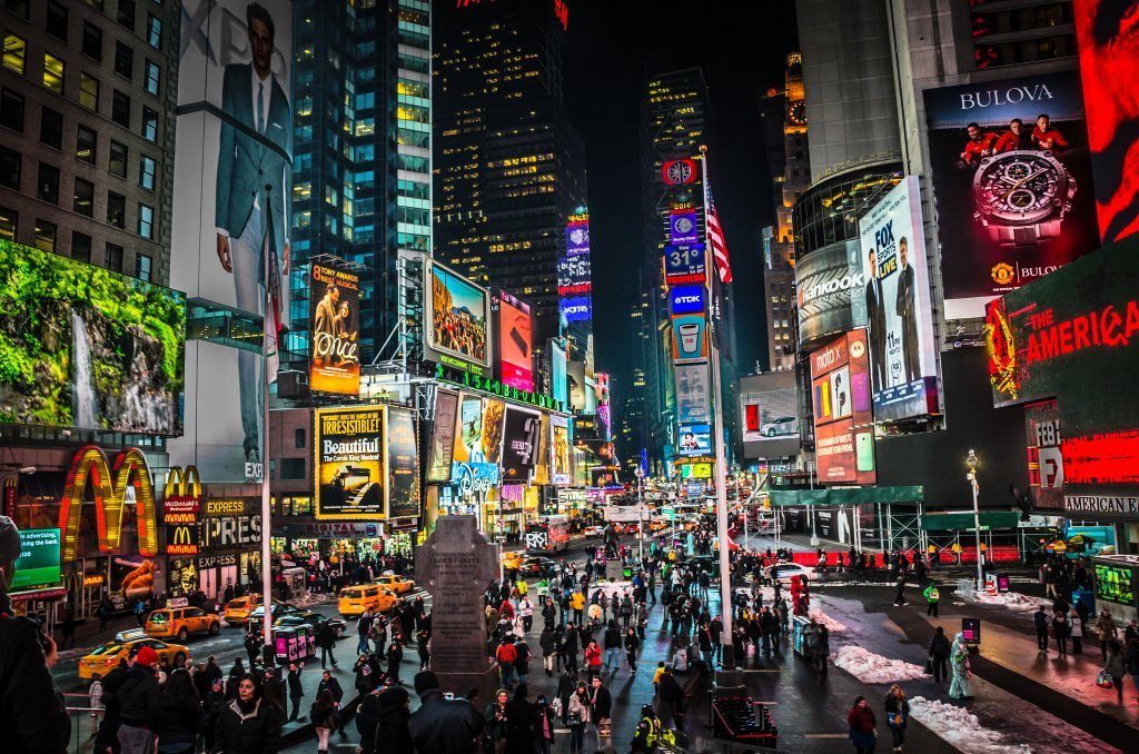 3 место. Таймс-Сквер в Нью-Йорке в течение многих лет возглавлял список самых посещаемых туристами мест в мире. В последнем рейтинге, однако, он занял лишь третье место. Ежегодно эту самую известную площадь в США посещают 50 миллионов человек. 