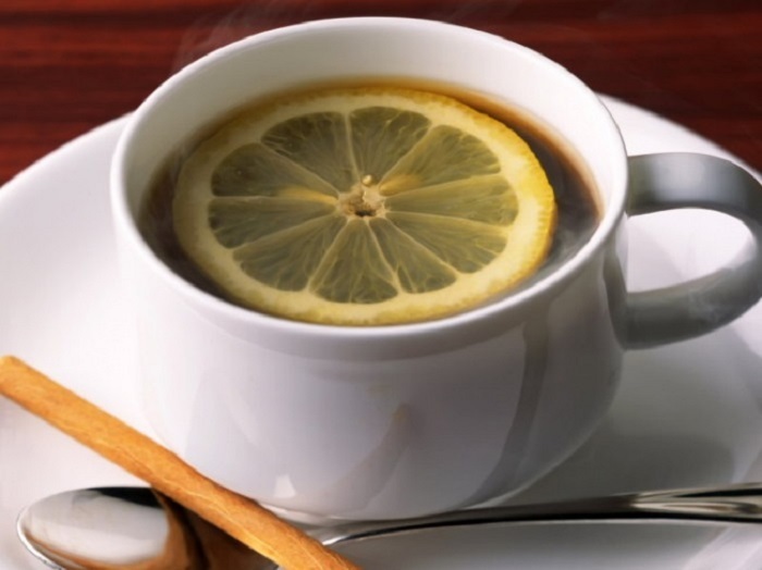 Эспрессо Романо, Италия. Эспрессо с цитрусовым вкусом, перед употреблением лимон надо «расплющить» ложечкой о стенки или дно чашки. 