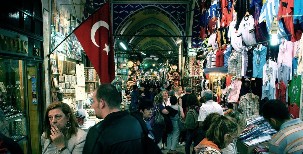 1 место в рейтинге самых посещаемых туристами мест в мире занял Большой Базар в Стамбуле. Большой базар — это огромный лабиринт из тысяч магазинов, киосков, фонтанов и кафе, а также смесь ароматов, цветов и людей. На Большом базаре можно купить почти всё: одежду, безделушки, ковры, пряности и даже афродизиаки. Покупка здесь — это неустанный торг и интересное приключение. Наверное, поэтому, Большой базар и является самым посещаемым местом в мире. Ежегодно покупки там делает 91,2 миллиона человек! 