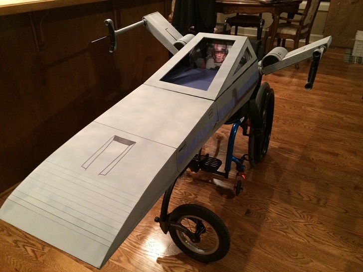 Отец создает костюмы для инвалидного кресла своего сына