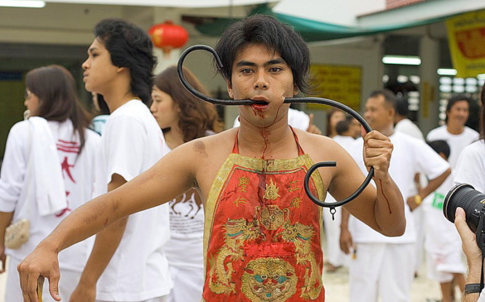 Истязания плоти на фестивале вегетарианцев в Таиланде (18+) 