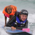Пес помогает больным людям заниматься серфингом