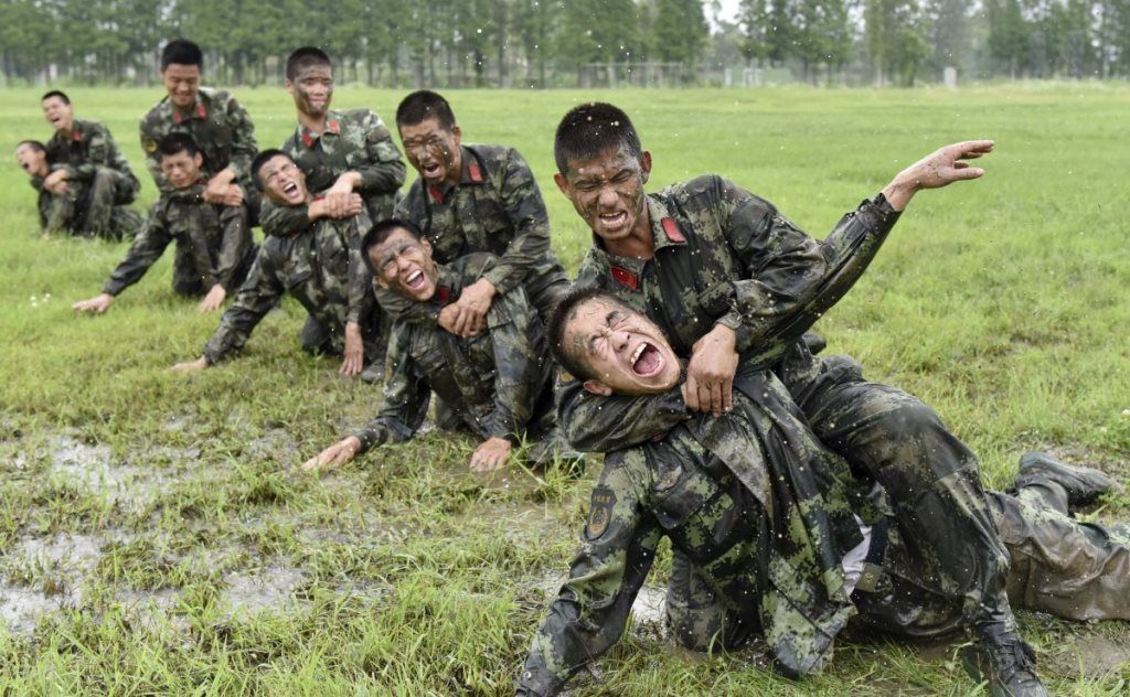 Невероятные тренировки в разных армиях мира 