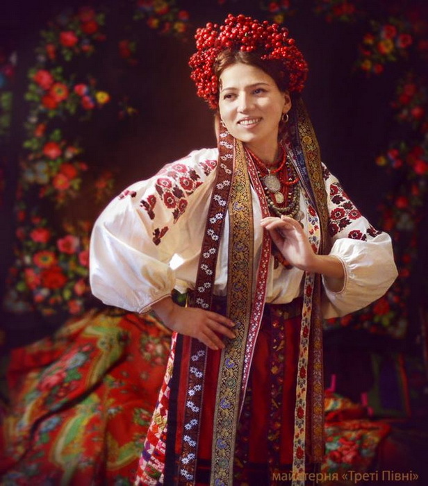 Украинки в национальных костюмах