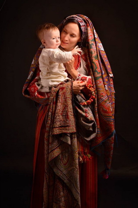 Украинки в национальных костюмах