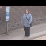 Женщина танцует на автобусной остановке