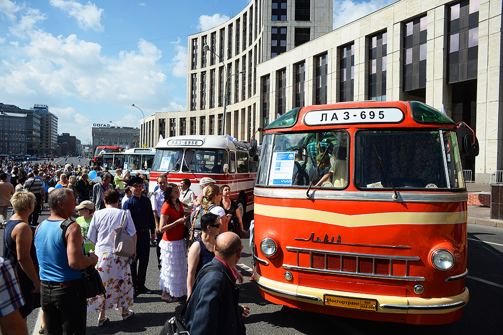 Парад раритетных автобусов в Москве
