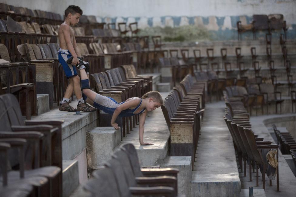 Мальчики тренируются перед занятием по борьбе на старом стадионе в центре Гаваны, 30 октября 2014 года.