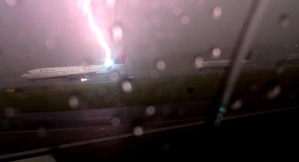 Молния попала в самолет 