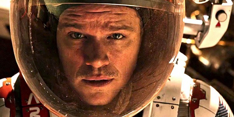 Фильм снят по одноименной книге Энди Вейра и рассказывает об астронавте Марке Уотне, который остался один на Марсе. 