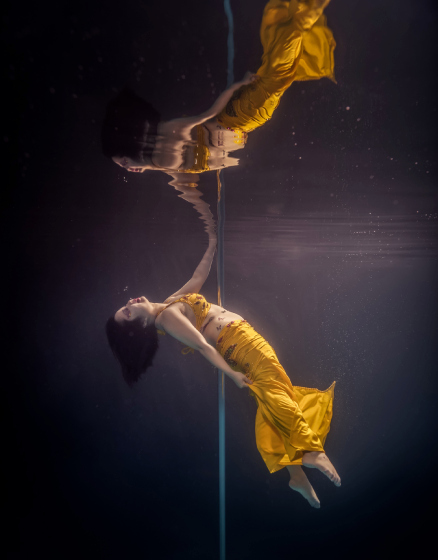 Танец на пилоне под водой