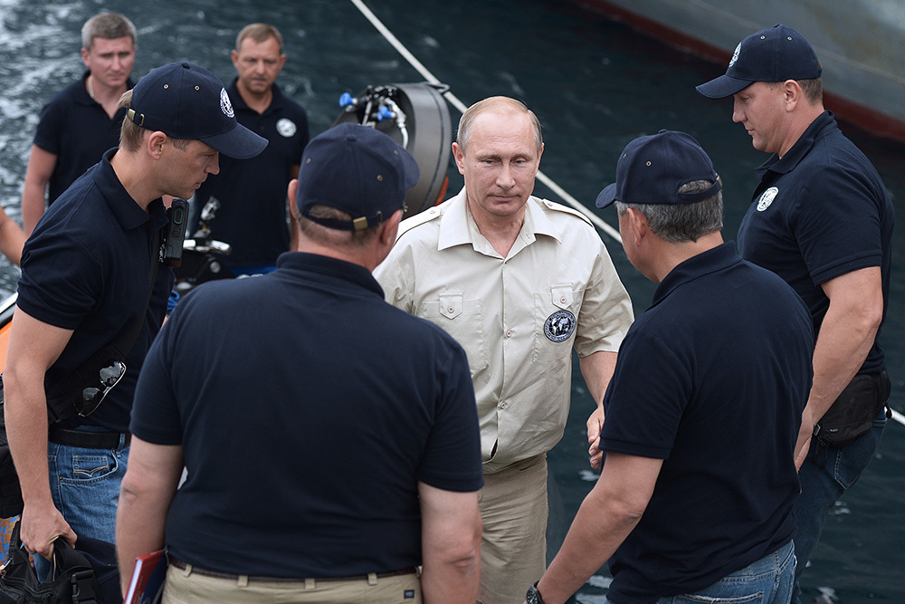 Путин погрузился в батискафе на дно Черного моря