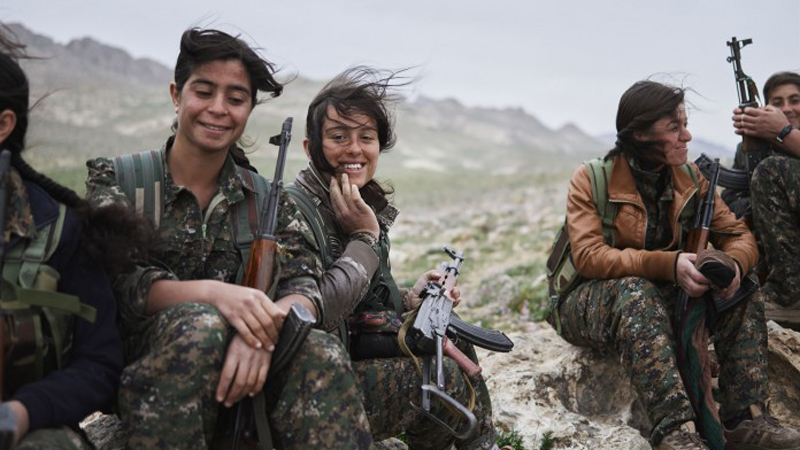 Женские отряды курдской обороны. Курдские отряды милиции YPJ были сформированы в 2012 году, как часть сопротивления наступающим силам ИГИЛ. Они уже прошли множество жесточайших испытаний, которые даже не могут себе представить воины других армий. Кроме того, эти отряды имеют большое психологическое давление на бойцов ISIS — те считают, что вход в рай закрыт убитому женщиной солдату. 