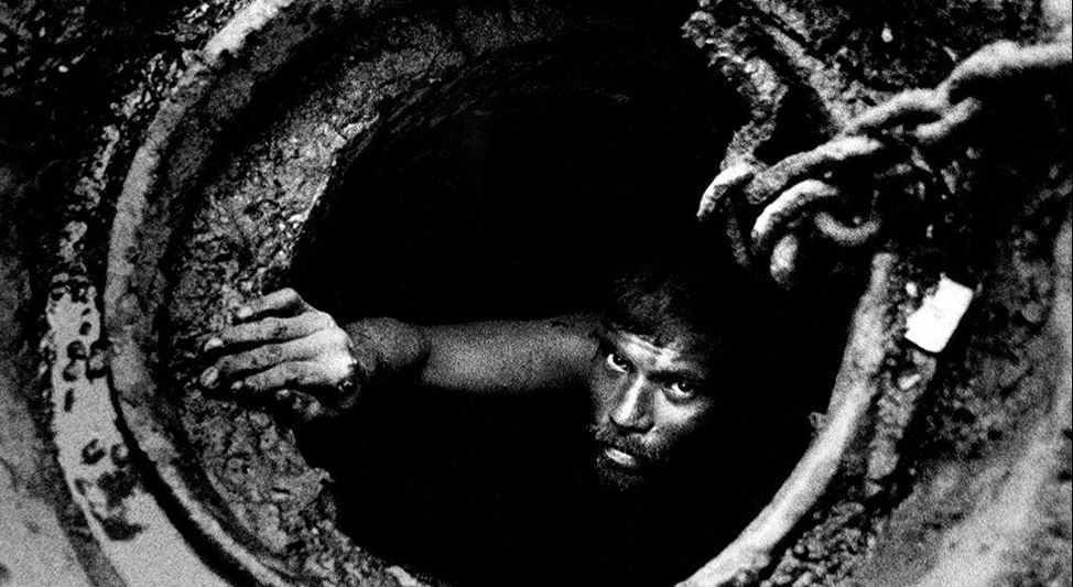 Фоторепортаж: как чистят канализацию в Мумбаи