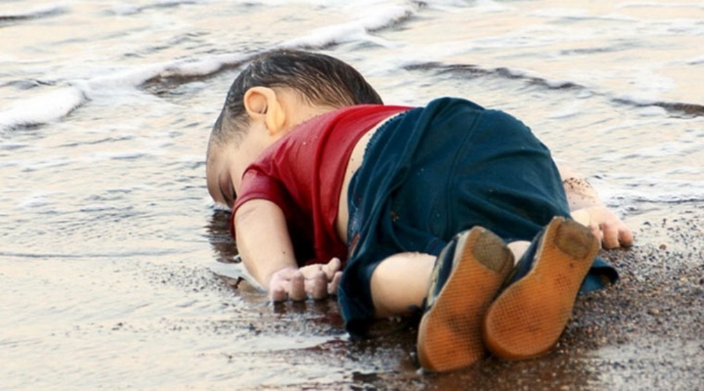 Фотография ребенка, лежащего на берегу, переполнила чашу терпения активистов и правозащитников, которые уже давно требуют от властей европейских стран помочь сирийцам, бегущим от гражданской войны в своей стране.