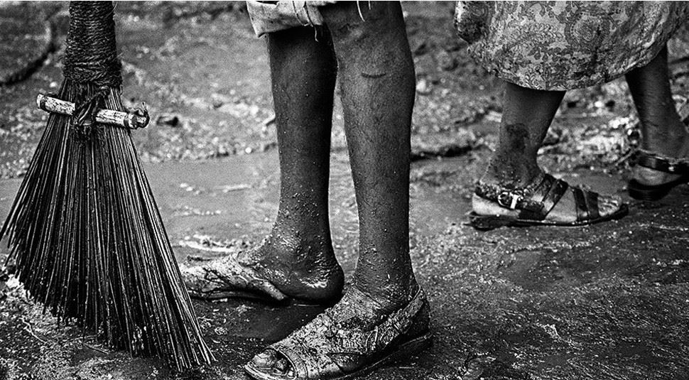 Фоторепортаж: как чистят канализацию в Мумбаи