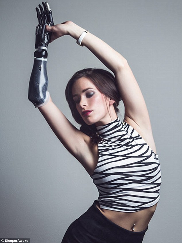 Модель с бионической рукой выступила на Неделе моды в Нью-Йорке