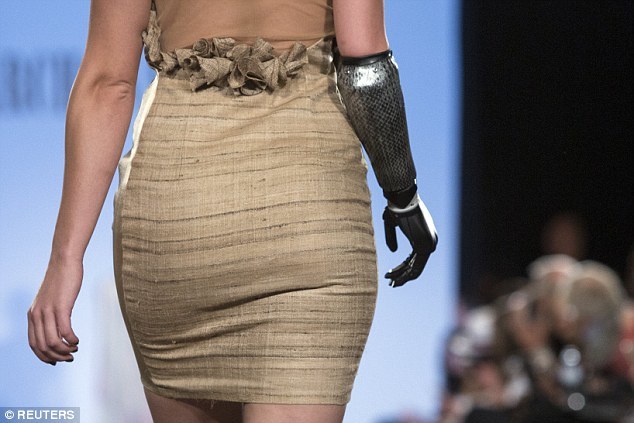 Модель с бионической рукой выступила на Неделе моды в Нью-Йорке