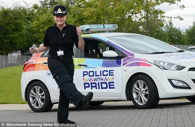 Уморительное видео танцующего в Англии полицейского