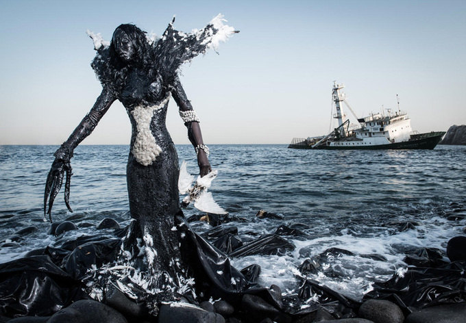 Колоритные костюмы из мусора в Сенегале 