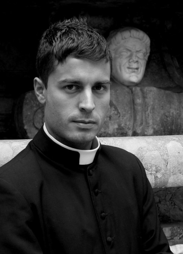 Фотопортреты молодых итальянских священников