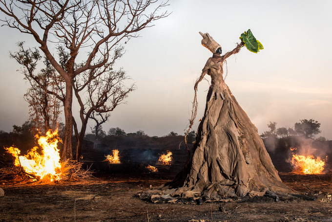 Колоритные костюмы из мусора в Сенегале 