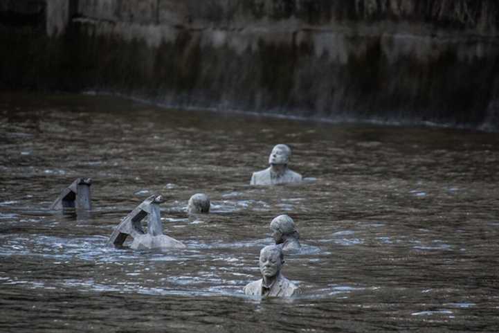 Застывшие всадники апокалипсиса появляются из вод Темзы дважды в день