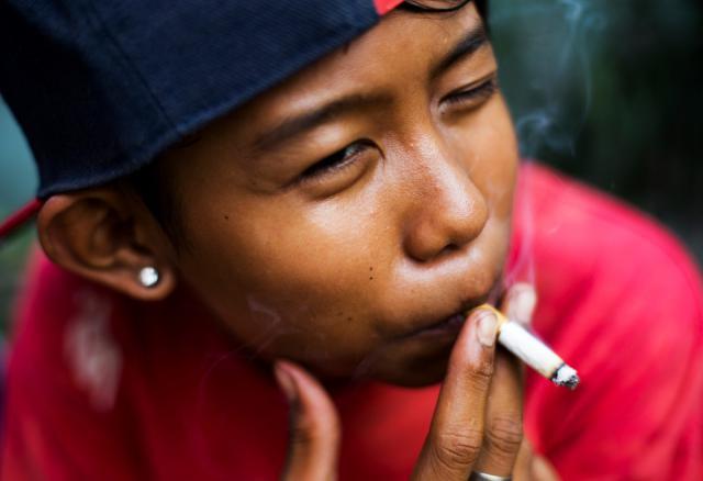 Фотопроект: портреты курящих детей Индонезии