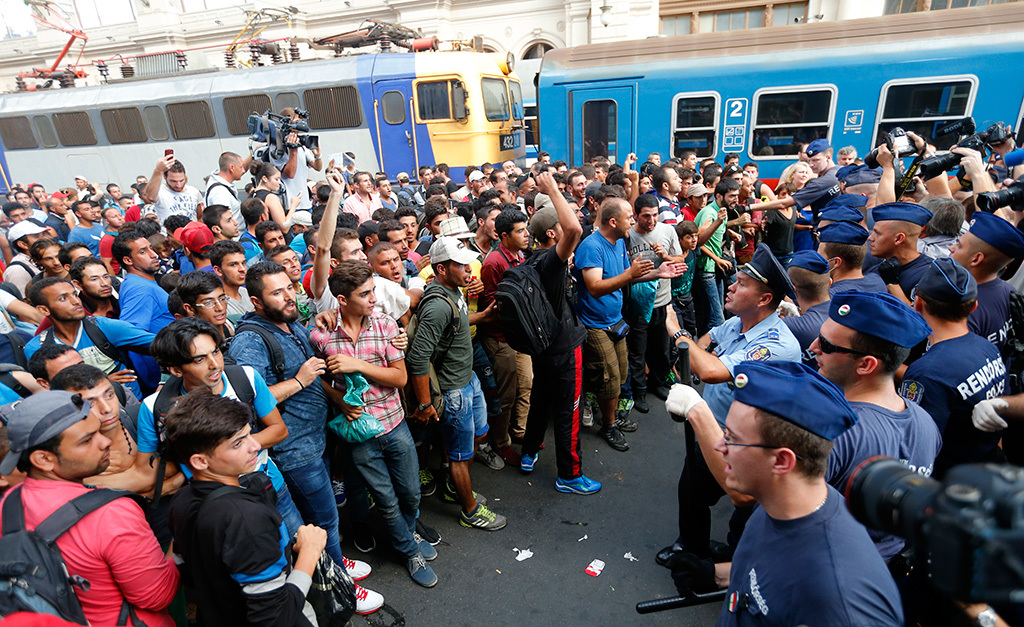 Тысячи новых мигрантов прибывают в Европу