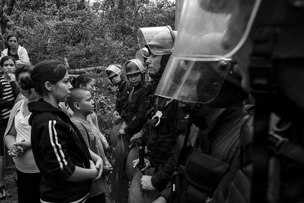 Противостояние между полицией и мирными демонстрантами