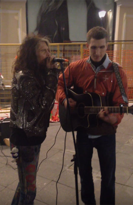 Стивен Тайлер из Aerosmith просто взял и спел с московским уличным музыкантом!