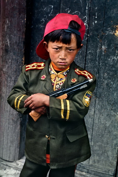 Потерянное поколение: шокирующие портреты детей, ставших солдатами раньше времени