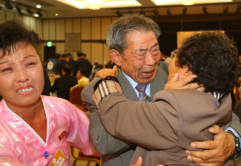 В КНДР и Южной Корее прошла встреча разделенных семей 