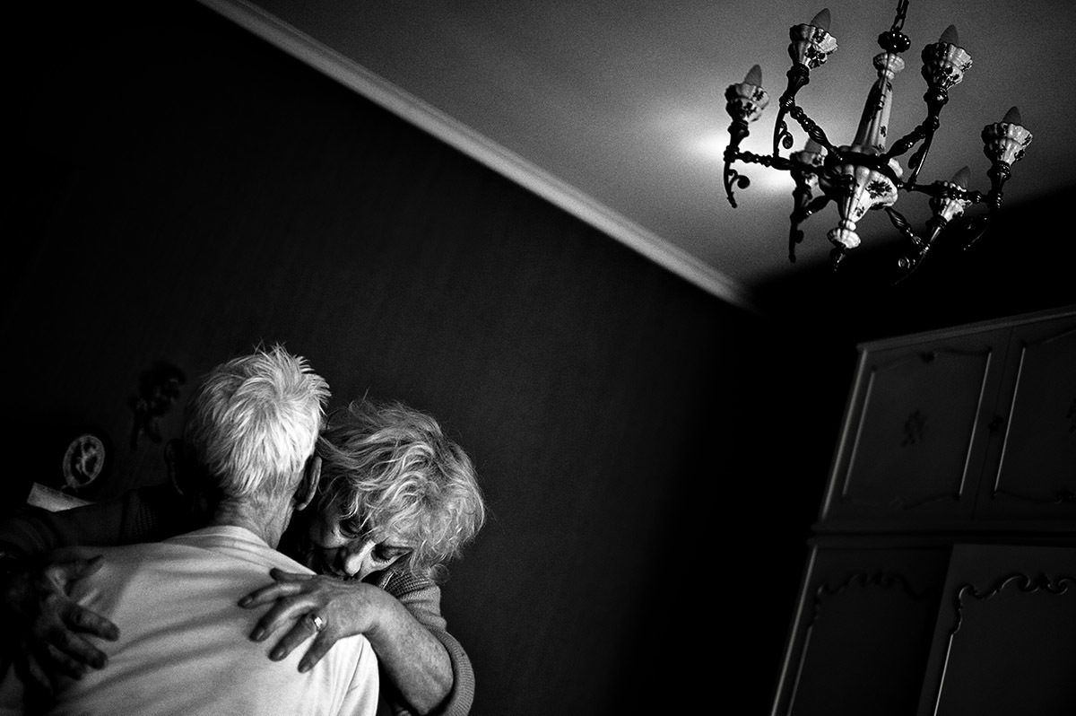 Черно-белая серия снимков о борьбе одной семьи с болезнью Альцгеймера