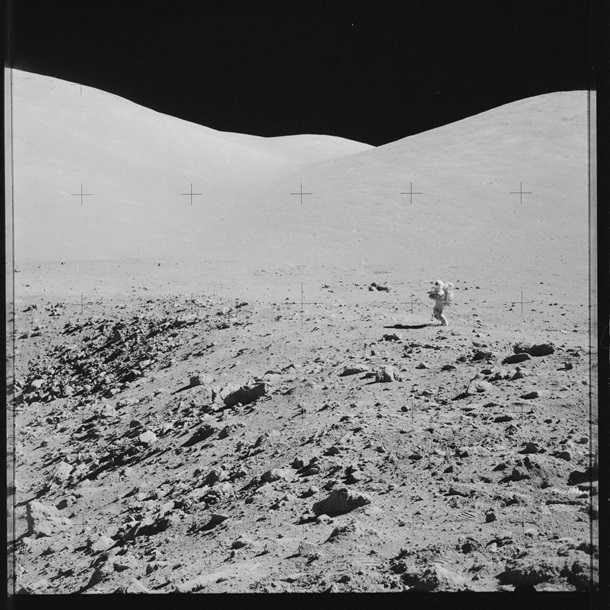 Тысячи качественных фото астронавтов на Луне выложили в Сеть