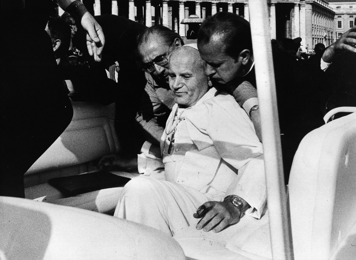Когда Папа Римский Иоанн Павел II простил человека, который в него стрелял