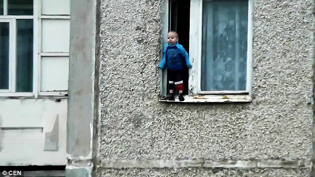 Шокирующее видео: русский мальчик танцует на парапете, пока родители заняты своими делами