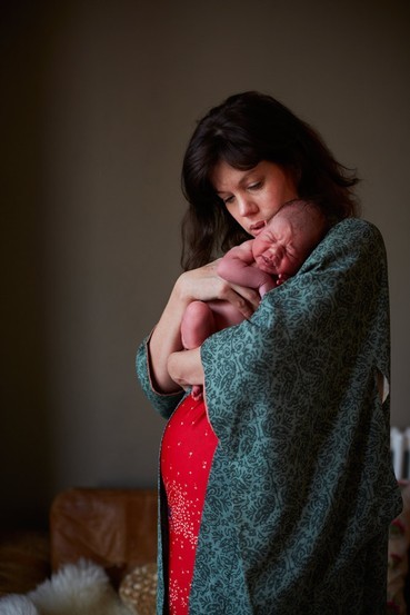 Первый день жизни: младенцы на руках у матерей 