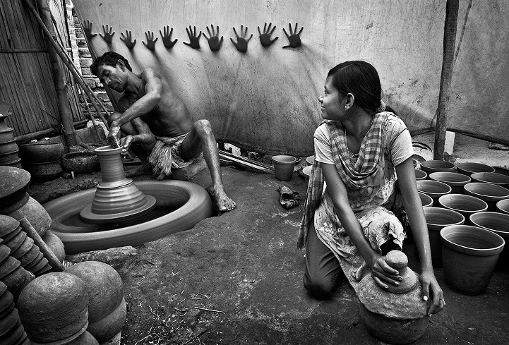 "Тянущиеся к свободе", Pranab Basak, Индия. Девочка помогает своему отцу в изготовлении горшков из глины.