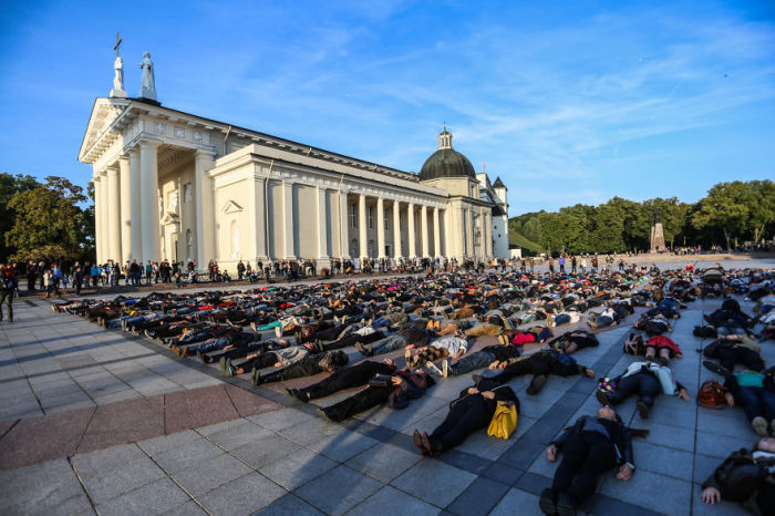 Флешмоб в Литве, призванный обратить внимание на количество самоубийств в стране  