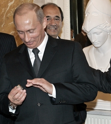 Удивить президента: что дарят Путину бизнесмены и политики