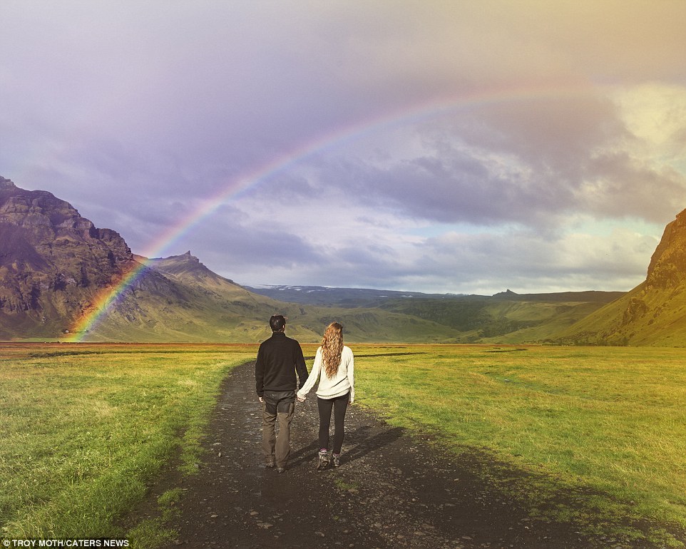 Молодожены и их поиски идеального места для свадьбы в Исландии