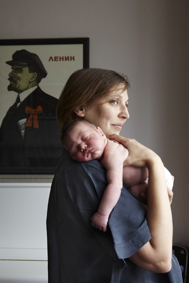 Первый день жизни: младенцы на руках у матерей 