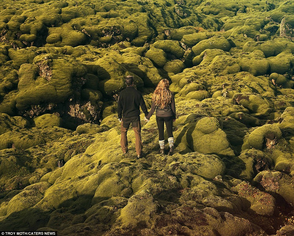 Молодожены и их поиски идеального места для свадьбы в Исландии